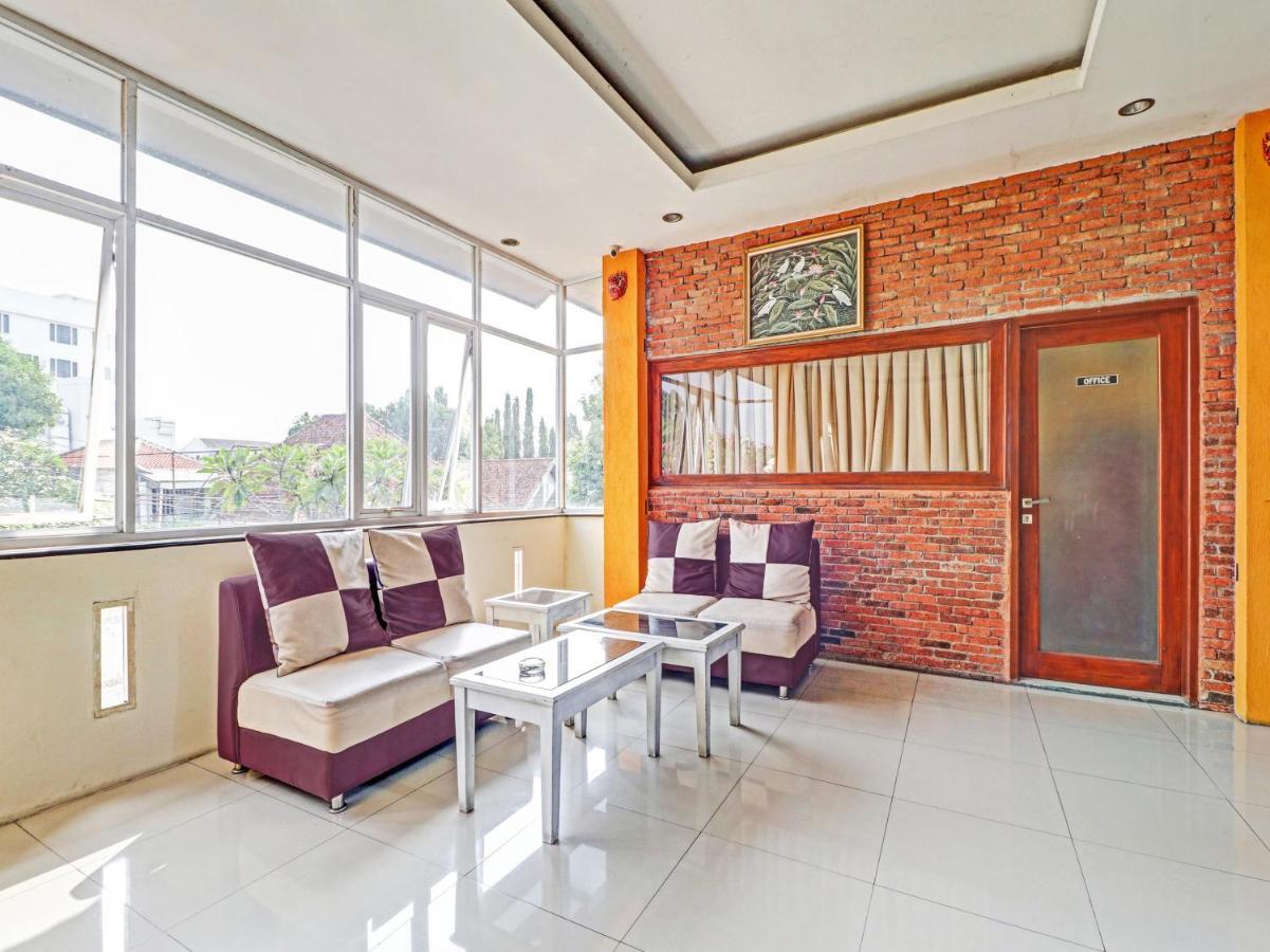 Oyo 90408 Hotel Horton Cirebon Exterior foto